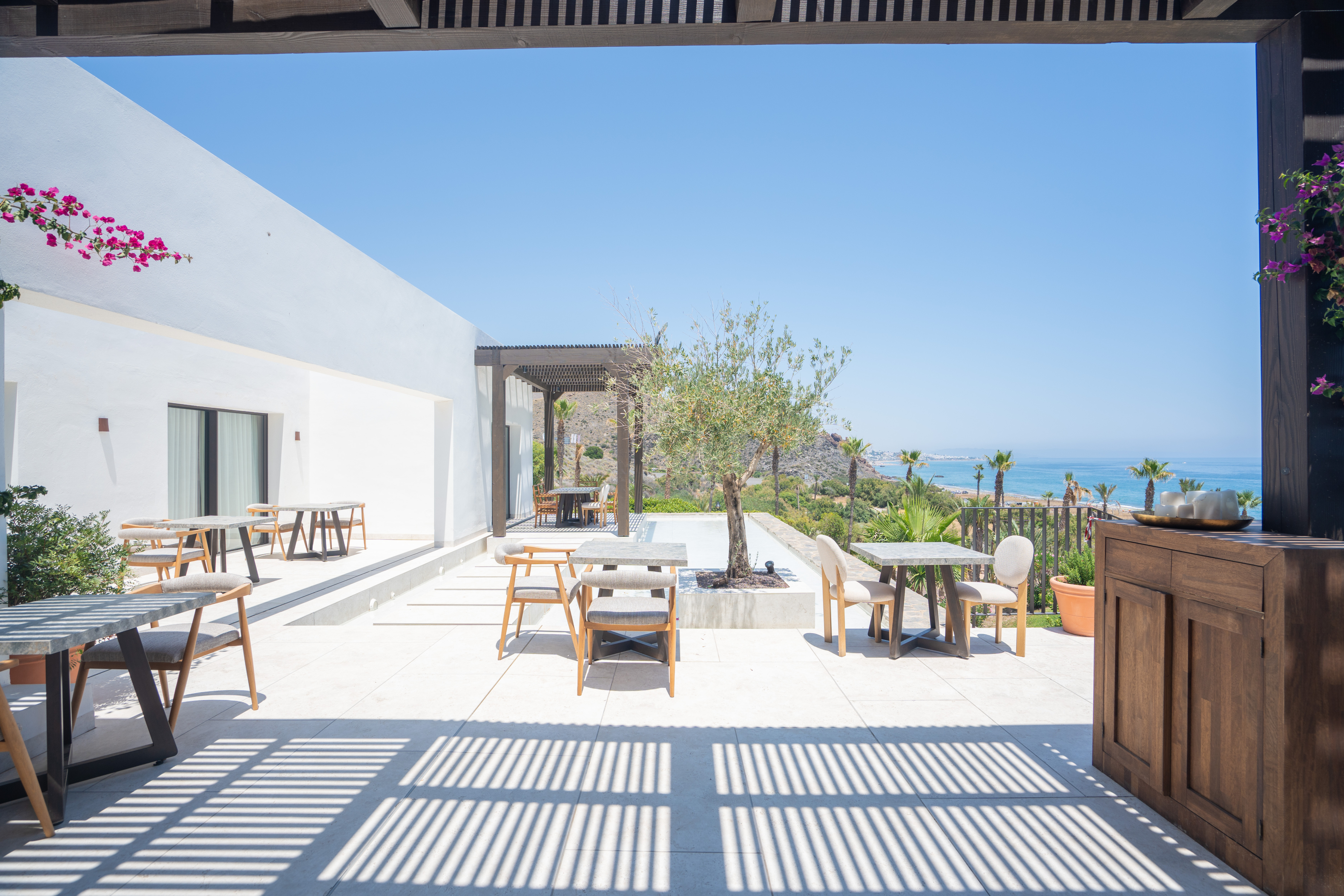 En Mójacar Dream nos esforzamos por ofrecerte la mejor experiencia. Si tienes alguna pregunta sobre nuestros alojamientos, servicios o necesitas información adicional, no dudes en contactarnos. <br> <br> Nuestro equipo está disponible para ayudarte a encontrar el alojamiento perfecto para tus vacaciones en Mojacar (Almería - España).